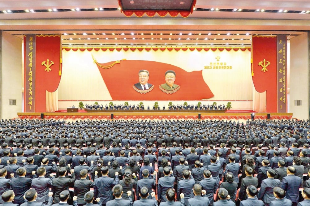 Imagen difundida ayer por la agencia oficial norcoreana KCNA de la quinta Conferencia de dirigentes regionales del Partido de los Trabajadores de Corea del Norte, en la que reiteraron su lealtad al líder Kim Jong-un (REUTERS)