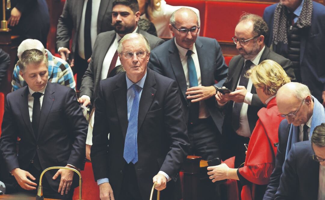 El primer ministro francés, Michel Barnier, tras el resultado del voto de censura a su administración en la Asamblea Nacional en París. Foto: de ALAIN JOCARD. AFP