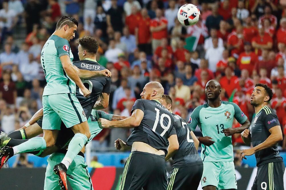 Un centro desde la izquierda de Raphael Guerreiro fue conectado de cabeza de manera impecable por Cristiano Ronaldo para romper el cero (FRANK AUGSTEIN. AP)