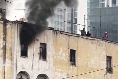 Se incendia edificio en Centro Histórico
