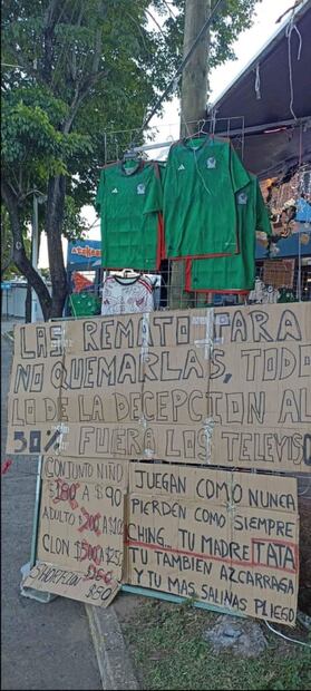 Playeras de la Selección Mexicana se 'rematan' en las calles: "Remato para no quemarlas"