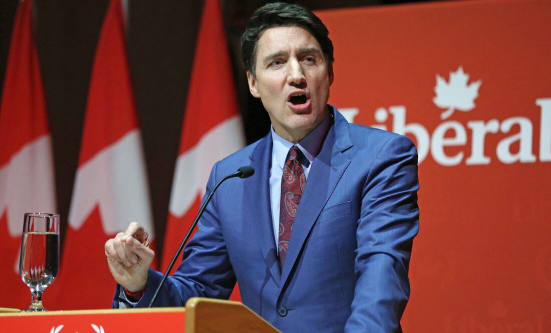 El primer ministro de Canadá, Justin Trudeau, habla con los donantes durante la fiesta navideña del Laurier Club en el Museo Canadiense de Historia en Gatineau, Quebec, el 16 de diciembre de 2024. Foto: AFP