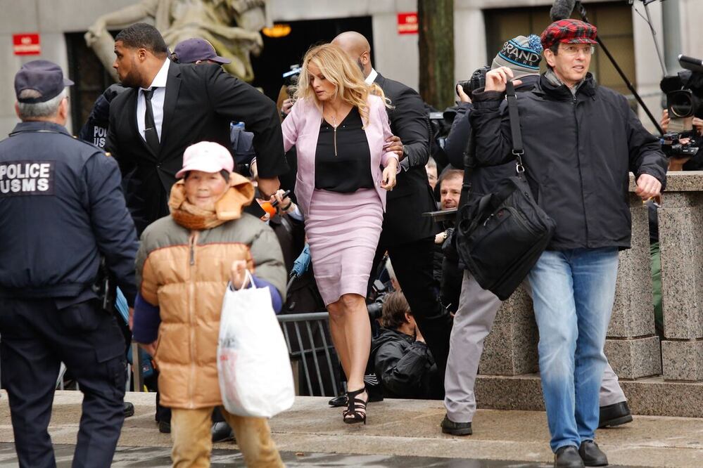 Stormy Daniels llega a una audiencia en un juzgado en Nueva York, en 2018. Foto: AFP