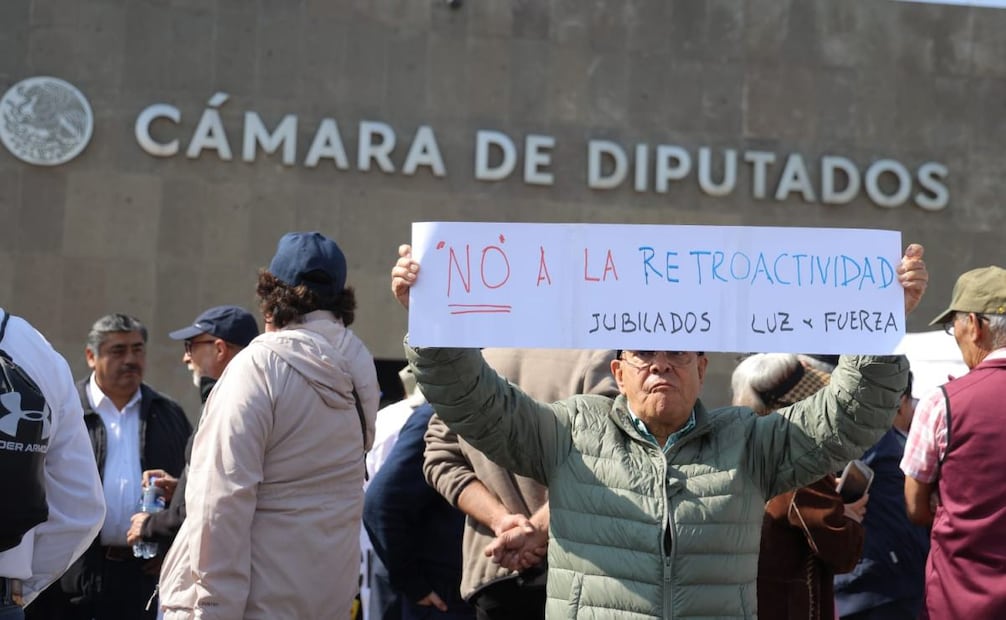 Protesta de jubilados de la extinta Luz y Fuerza del Centro (LyFC) y la actual Comisión Federal de Electricidad (CFE) afuera de la Cámara de Diputados para exigir el respeto a su pensión, tildadas como "pensiones doradas" (25/03/2026). Foto: Gabriel Pano/ EL UNIVERSAL