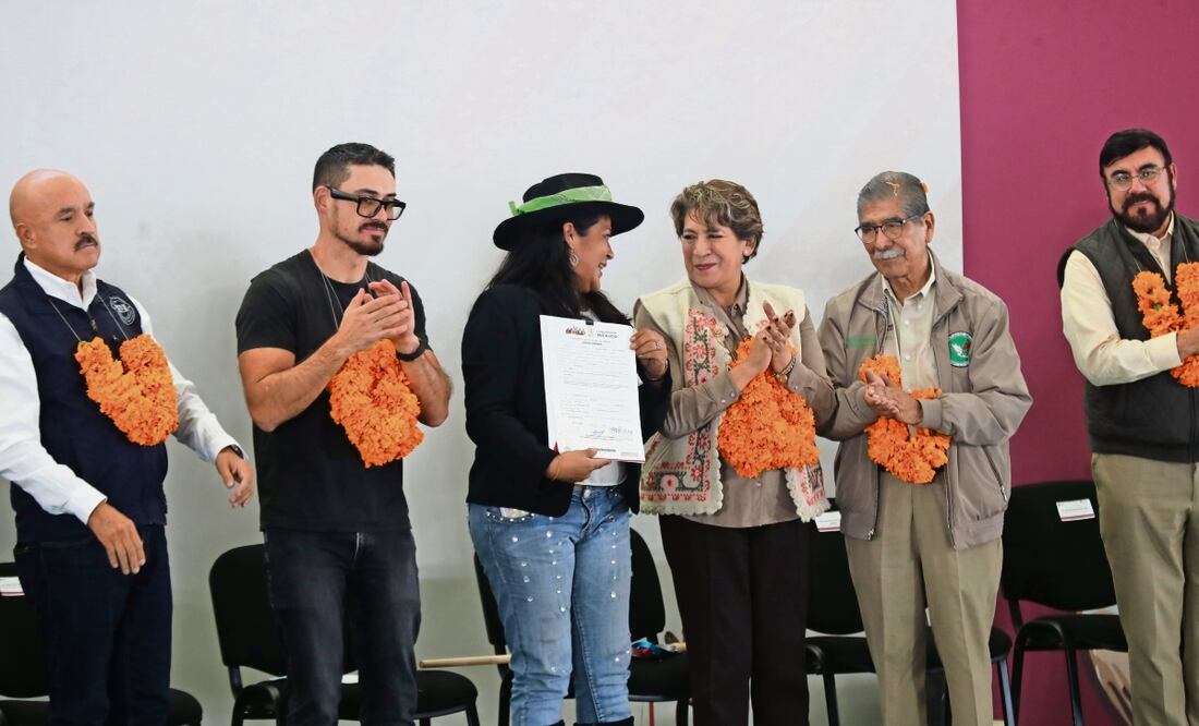 Acompañada por el titular de la Sedatu, Román Meyer, la gobernadora Delfina Gómez entregó títulos y certificados parcelarios, entre otros. Foto: Jorge Alvarado / EL UNIVERSAL