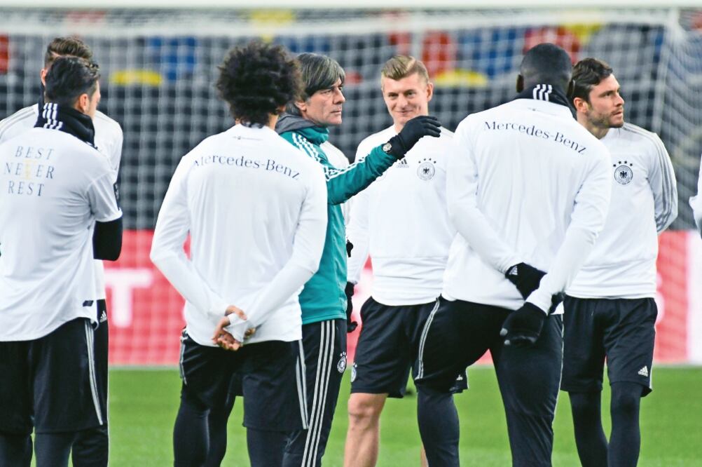 Alemania, que hoy enfrenta a España en amistoso, será el primer rival de México en la Copa del Mundo. (PATRIK STOLLARZ. AFP)