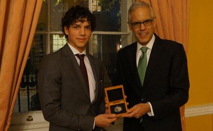 Isaac Hernández recibe reconocimiento por su talento y trayectoria