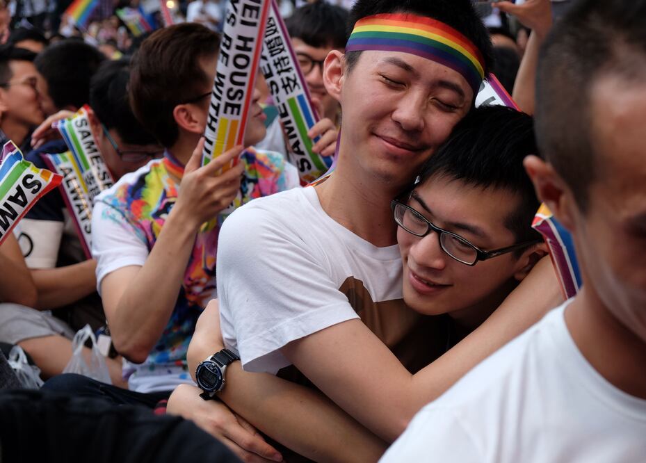 Activistas esperando la resolución del máximo tribunal en Taiwan. FOTO: AFP