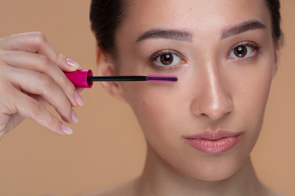 Un rímel de color transforma cualquier maquillaje. Foto: Freepik