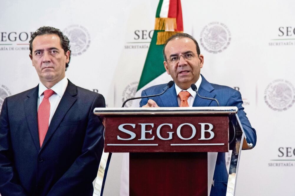 El secretario de Gobernación, Alfonso Navarrete Prida (der.), acompañado de Alberto Elías Beltrán, encargado de despacho de la PGR, dijo que la Segob sólo tiene obligaciones constitucionales de apoyo en el proceso electoral. (MARIO JASSO. CUARTOSCURO)