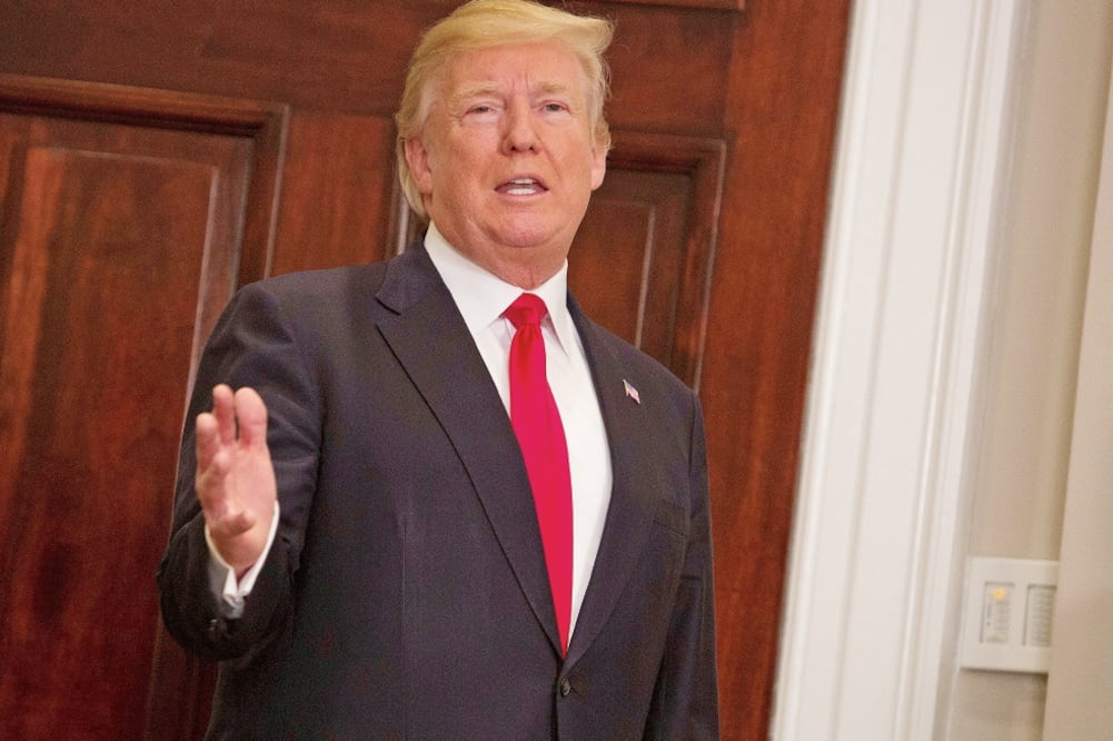 El presidente estadounidense, Donald Trump, habló ayer con la prensa después de tomar protesta al secretario de Salud, Alex Azar (CHRIS KLEPONIS. EFE)