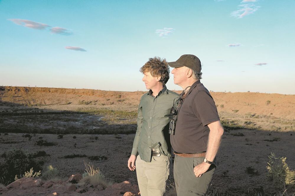 Acompañado del vulcanólogo Clive Oppenheimer, el director y actor recorre a largo de la serie destinos en Yucatán y Alsacia. Apple TV +