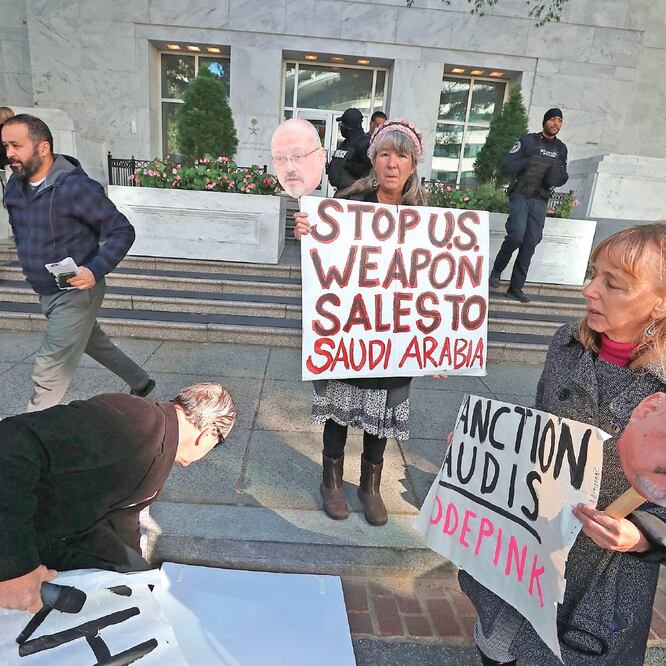 Protesta. Manifestantes protestan frente a la embajada de Arabia Saudita en Washington contra el asesinato del periodista Jamal Khashoggi. Foto: MARK WILSON. AFP
