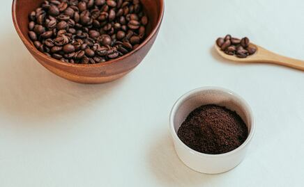 Oscurece tus canas de manera natural con café