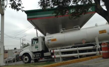 Reabastecen algunas estaciones en CDMX y se forman largas filas de automovilistas
