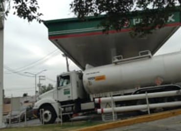 Reabastecen algunas estaciones en CDMX y se forman largas filas de automovilistas