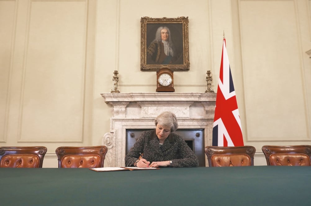 La primera ministra británica Theresa May firmó anoche la carta que hoy remitirá a Bruselas para solicitar la salida del Reino Unido de la Unión Europea (AFP)