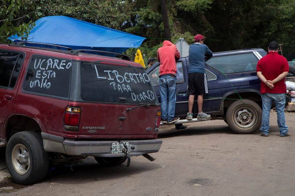 Una decena de camionetas, con la leyenda "Ucareo Libre", circulaban por la plaza principal. Por un altavoz, una joven pedía calma a la población. Advertía que no se permitirán más detenciones