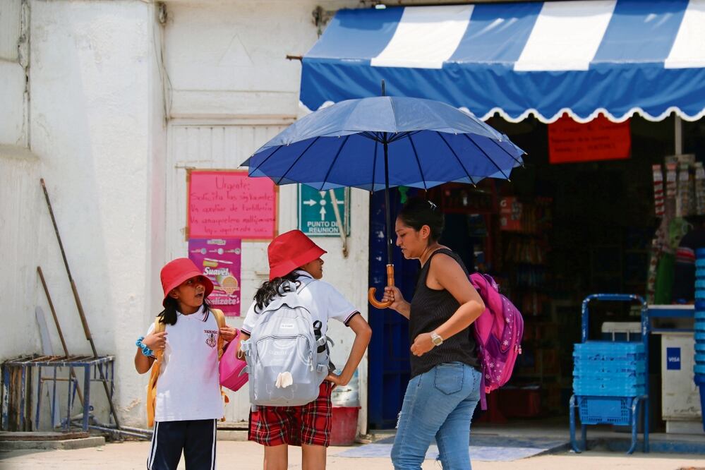 Los tabasqueños utilizan sombrillas y ropa ligera para contrarrestar los efectos del calor en la entidad.