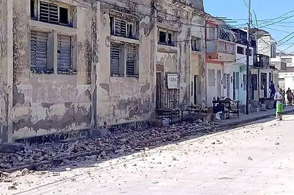 Foto compartida por el Instituto Meteorológico de Cuba que muestra los daños provocados por los sismos que sacudieron Santiago de Cuba. FOTO: AFP