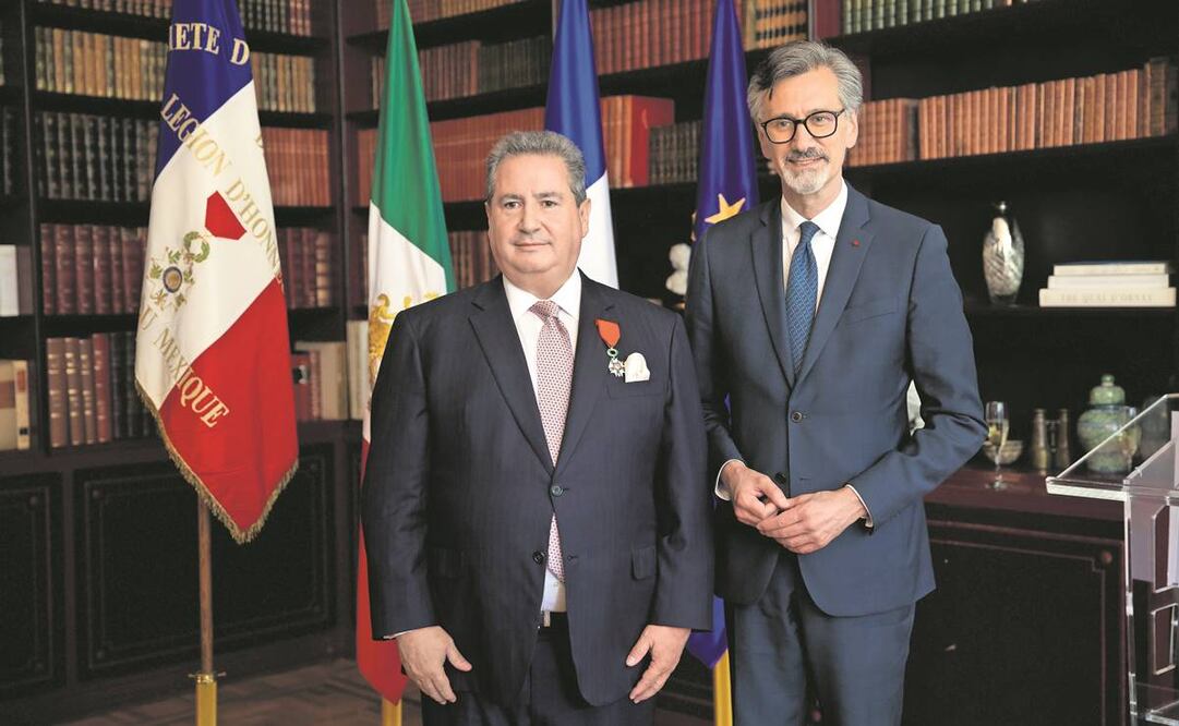 El doctor y colaborador de EL UNIVERSAL Leonardo Curzio y el embajador de Francia en México, Jean Pierre Asvazadourian, ayer durante la ceremonia. Foto: Germán Espinosa/ EL UNIVERSAL.