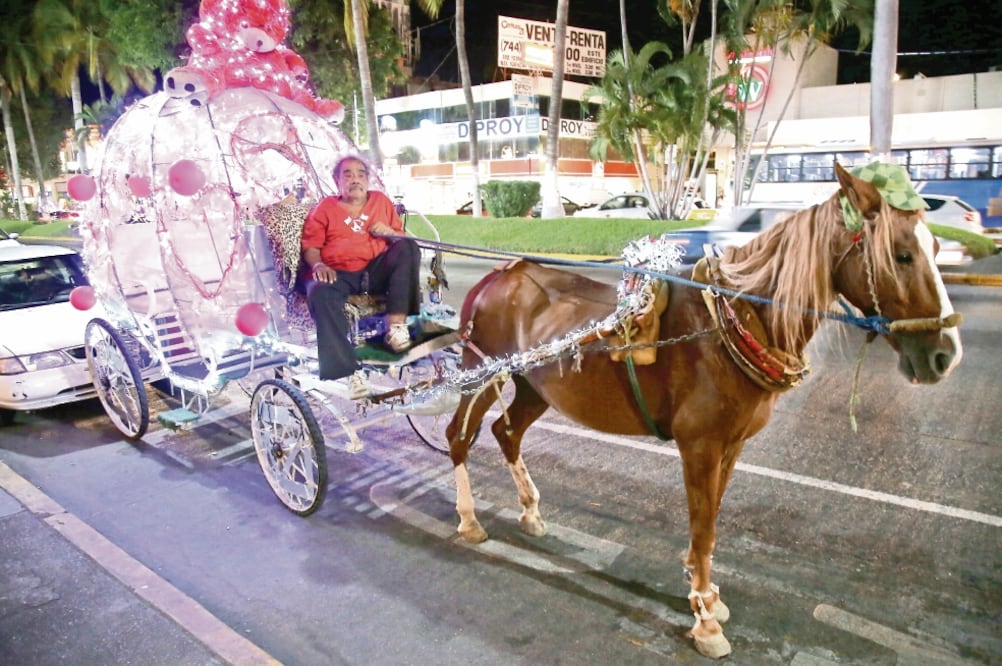 En el puerto de Acapulco se puede observar que los caballos, adornados con alas y luces, jalan a las calandrias iluminadas (SALVADOR CISNEROS. EL UNIVERSAL)