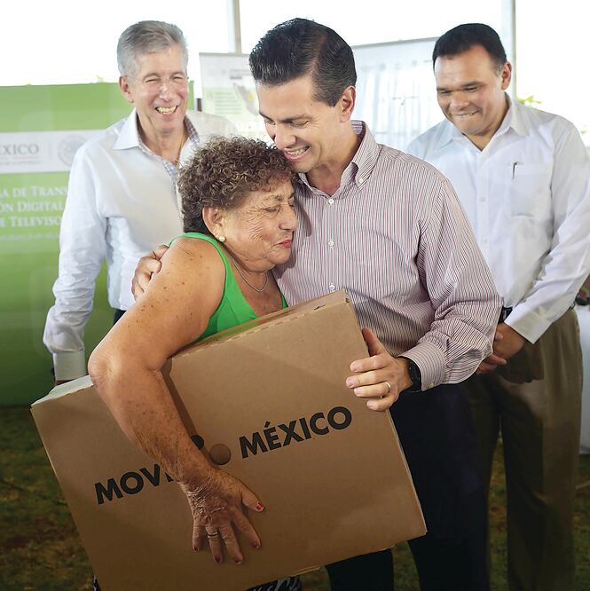 El presidente Enrique Peña Nieto, acompañado de Gerardo Ruiz, titular de la SCT y del gobernador Rolando Zapata, obsequió el televisor digital 8 millones 200 mil a Teresa Manzanero en la colonia Inalámbrica, de Mérida, Yucatán (ESPECIAL)