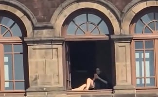 Del "falso" de Infodemia a la confirmación de Sheinbaum; lo que sabemos de la mujer asoleándose las piernas en Palacio Nacional
