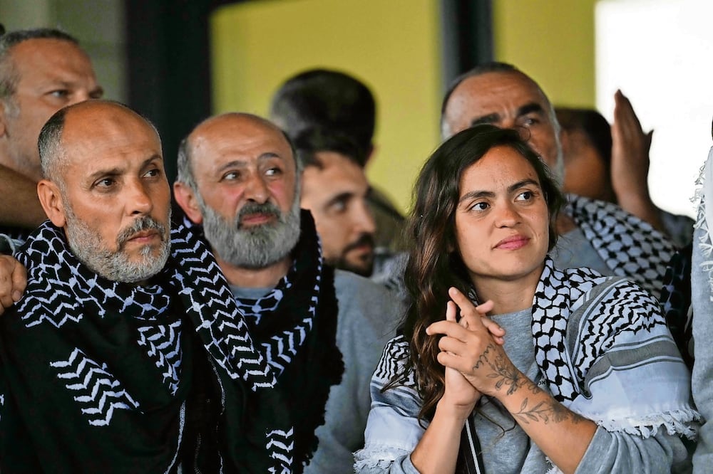 Integrantes de la Flotilla Global Sumud, que se dirigía a Gaza, tras su llegada al aeropuerto de Estambul. Foto: Ozan Kose/AFP