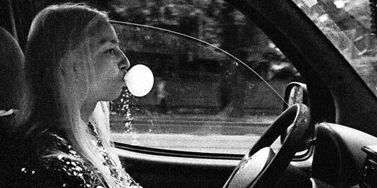 Reseña de "No esperes demasiado del fin del mundo" de Radu Jude