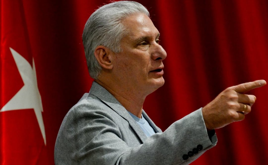 El presidente cubano Miguel Díaz-Canel pronuncia un discurso de bienvenida a los participantes de la caravana "Nuestra América Convoy a Cuba" en el Palacio de Convenciones, el viernes 20 de marzo de 2026, en La Habana, Cuba. Foto: AP