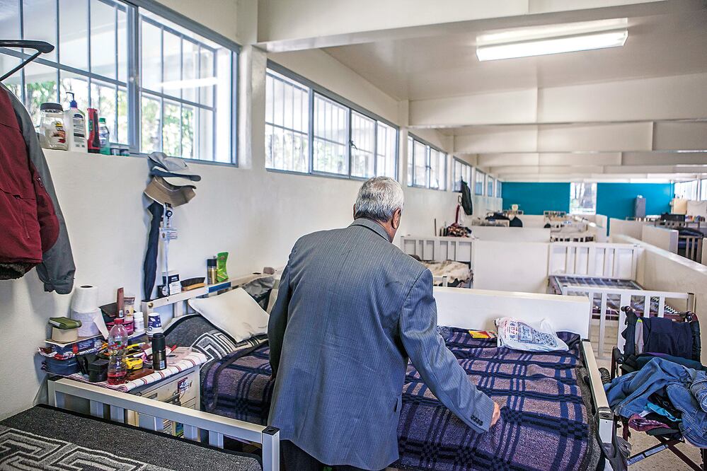 En los últimos tres años, 821 adultos mayores fueron reportados como extraviados en la ciudad de México. En la imagen, Felipe, quien vive en un albergue de la delegación Gustavo A. Madero (YADÍN XOLALPA)