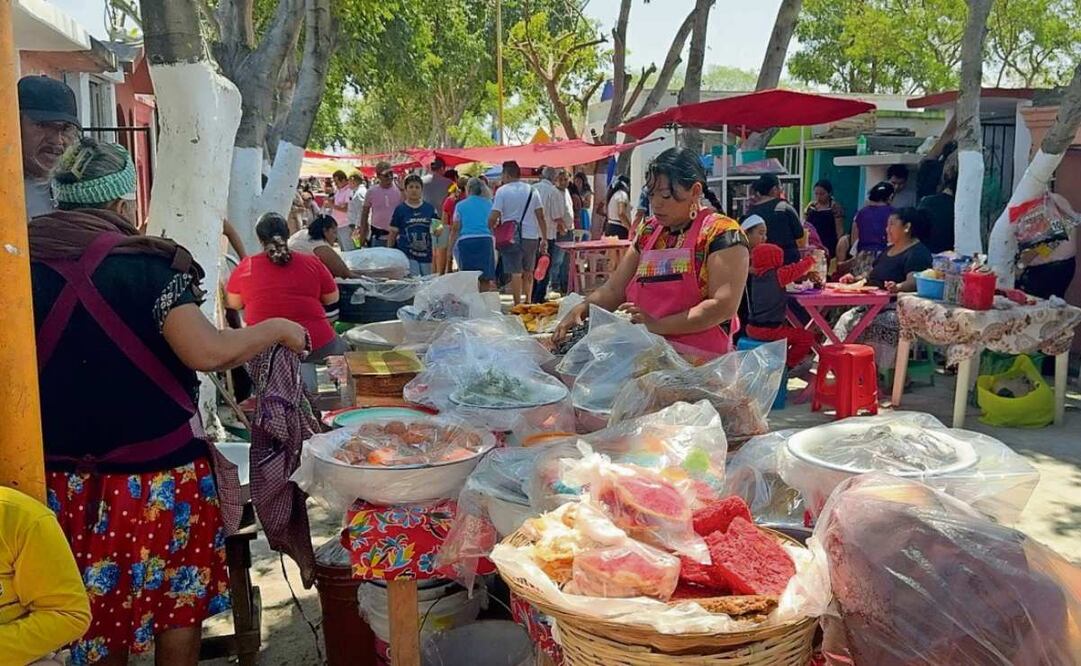 Los pasillos del panteón de Juchitán se llenan de vendedoras que ofrecen panes, antojitos, cervezas y tamales para la gente que acude a visitar a sus muertos en Domingo de Ramos. (14/04/2025) Foto: Rusvel Rasgado