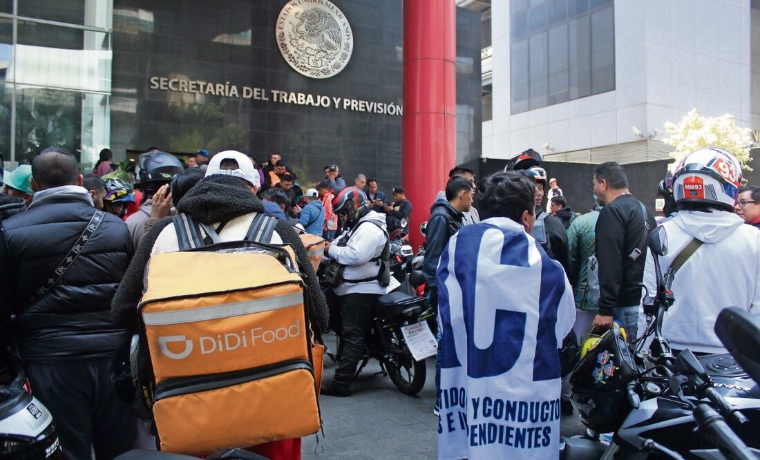 Un grupo de motociclistas, trabajadores de aplicaciones de reparto, acudieron a la STPS, en busca de ser escuchados. Foto: Francisco Rodríguez | El Universal