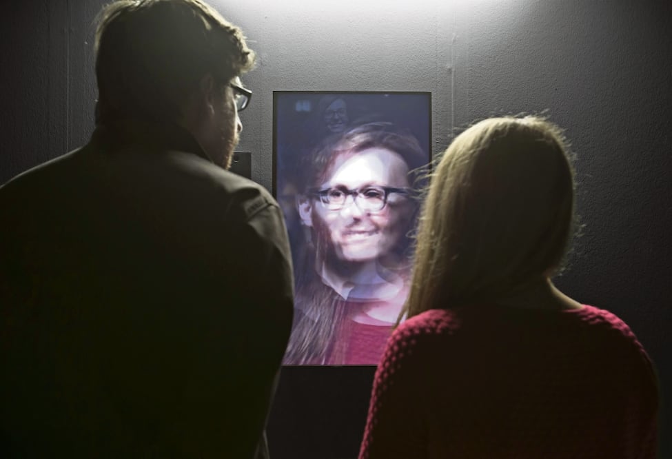 Redundant Assembly, pieza del artista mexicano Rafael Lozano-Hemmer, quien trabaja con Inteligencia Artificial desde hace más de 20 años.