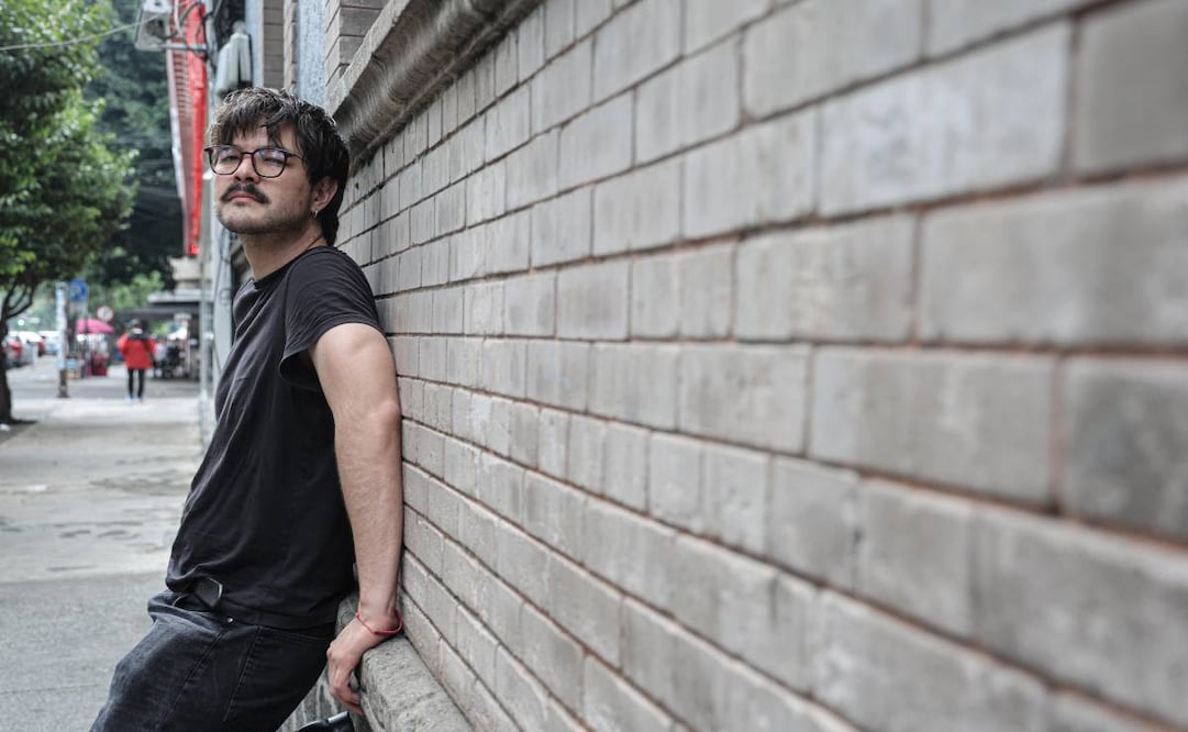 Entrevista al poeta Pedro Derrant afuera de la Casa del Poeta Ramón López Velarde (18/06/2026). Foto: Gabriel Pano/ EL UNIVERSAL