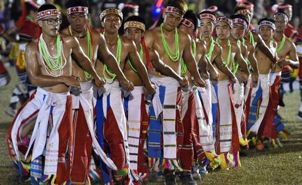 Con músculos, buscan el amor en baile ritual