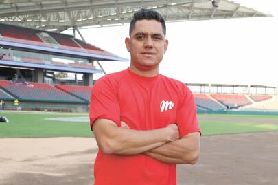 Javier Arturo López inaugura el estadio de los Diablos