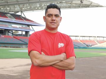 Javier Arturo López inaugura el estadio de los Diablos