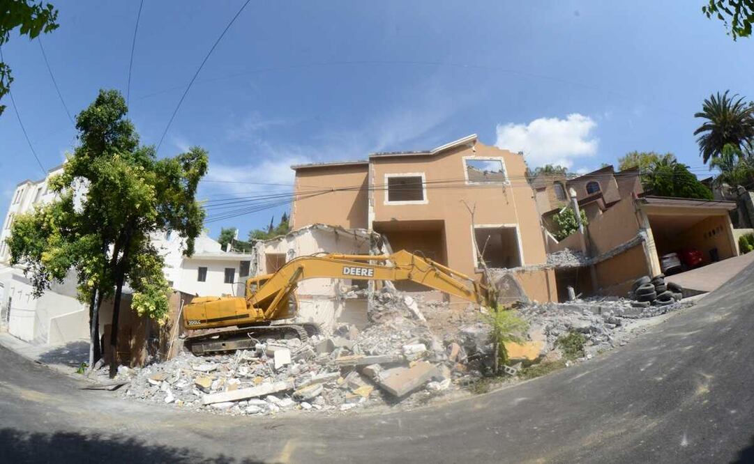 Demuelen casa donde el “asesino de Cumbres” mató a los hermanitos Peña-Coss. Foto: Emilio Vásquez / EL UNIVERSAL