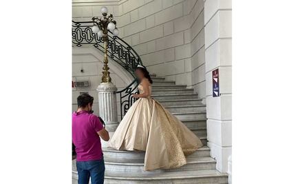 Diputado deja pasar a quinceañera a Congreso de CDMX para tomarse foto del recuerdo y lo regañan