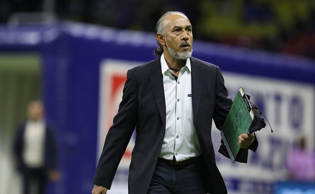 El "Potro" Gutiérrez dirigiendo a Cruz Azul - FOTO: Imago7