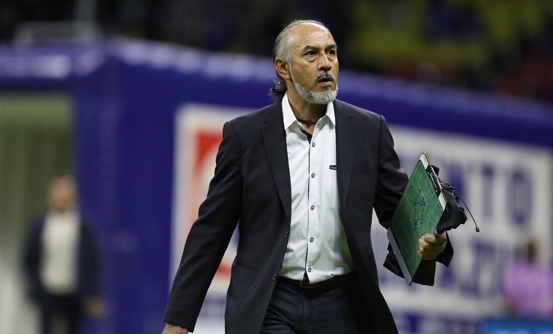 El "Potro" Gutiérrez dirigiendo a Cruz Azul - FOTO: Imago7