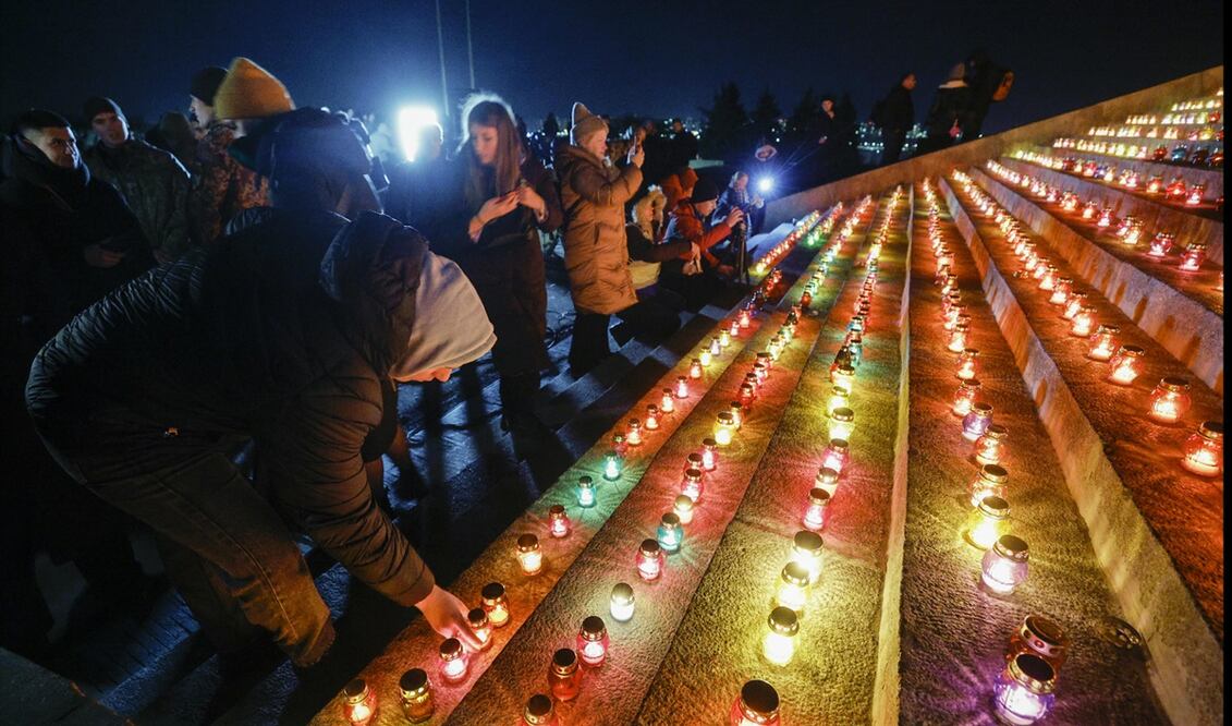 Encienden mil velas en Kiev para recordar mil días de guerra en Ucrania. Foto: EFE