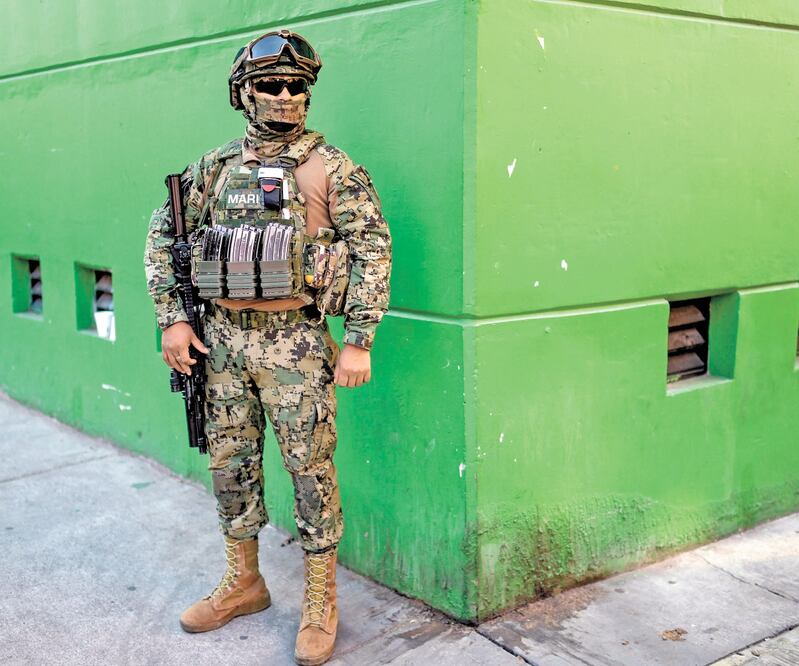 Un miembro de la Marina en una operació n contra el narco, en la Ciudad de México, en mayo. ARCHIVO AFP