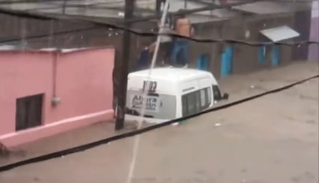 Conductor de camioneta 4x4 rescata a pasajeros de combi atrapados en inundación en Tlalnepantla