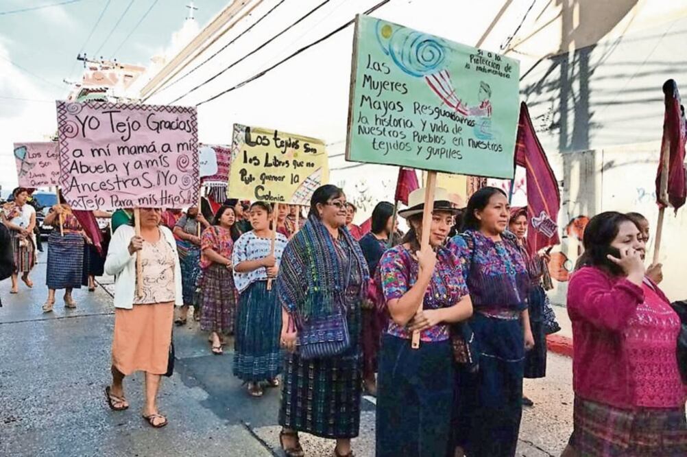 Tejedoras mayas de Guatemala defienden la propiedad de sus tejidos. Foto: TOMADA DEL FACEBOOK DEL MOVIMIENTO NACIONAL DE TEJEDORAS RUCHAJIXIK RI QANA’OJBÄL