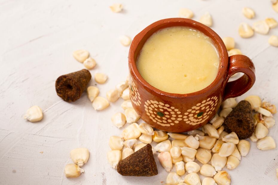 El toque dulce y reconfortante distingue al atole de galleta. Foto: Freepik