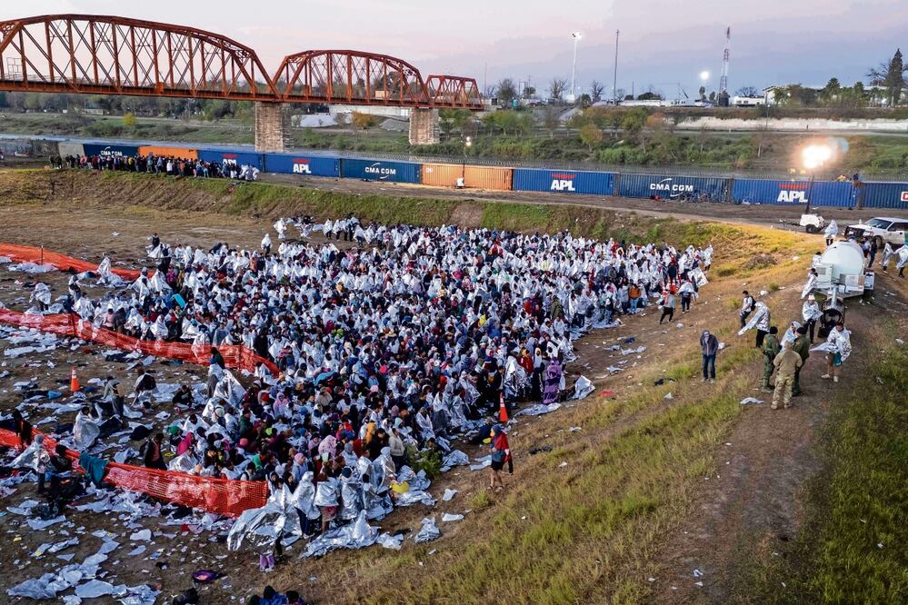 Migrantes esperan a ser atendidos en un centro de procesamiento cerca de la frontera con México, en Eagle Pass, Texas. Foto: John Moore | AFP