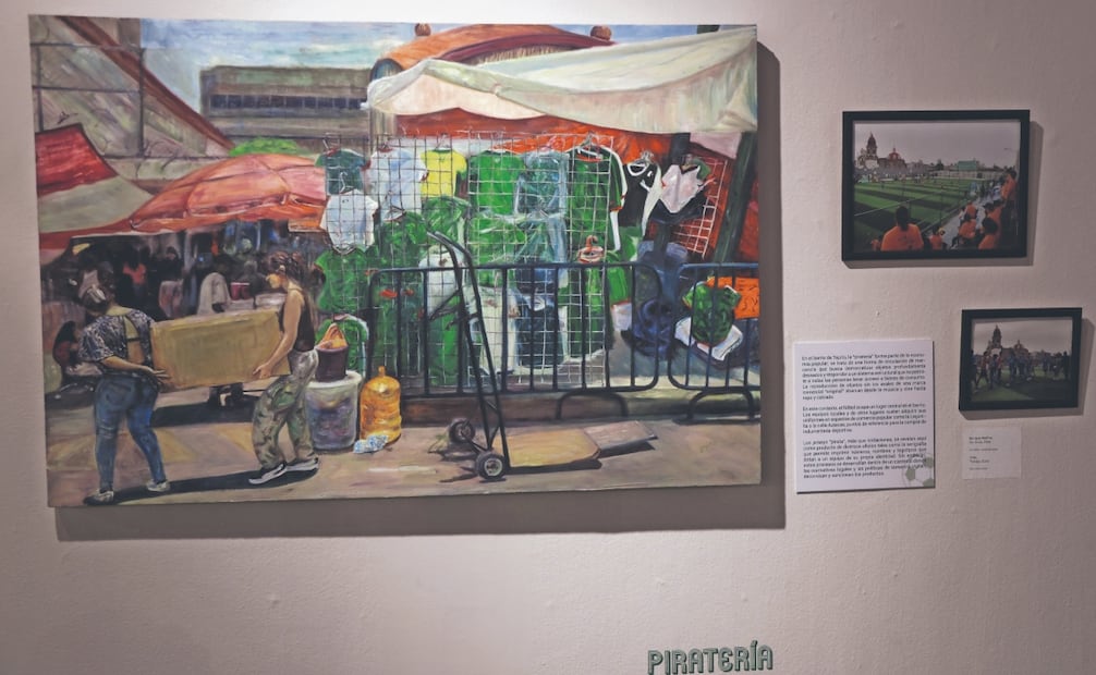 La exposición Tepito en la Cancha refleja, con objetos, fotografías, archivos personales, uniformes, trofeos y memoria viva, que el futbol de barrio forma parte de la identidad de quienes ahí habitan. De hecho se registra, con arte, el comercio pirata que distingue la zona. Foto: Carlos Mejía/ EL UNIVERSAL